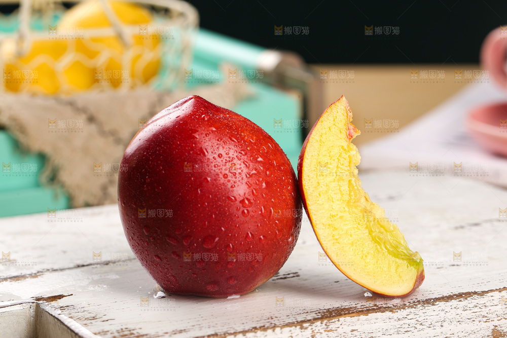 木底上的黄心油桃