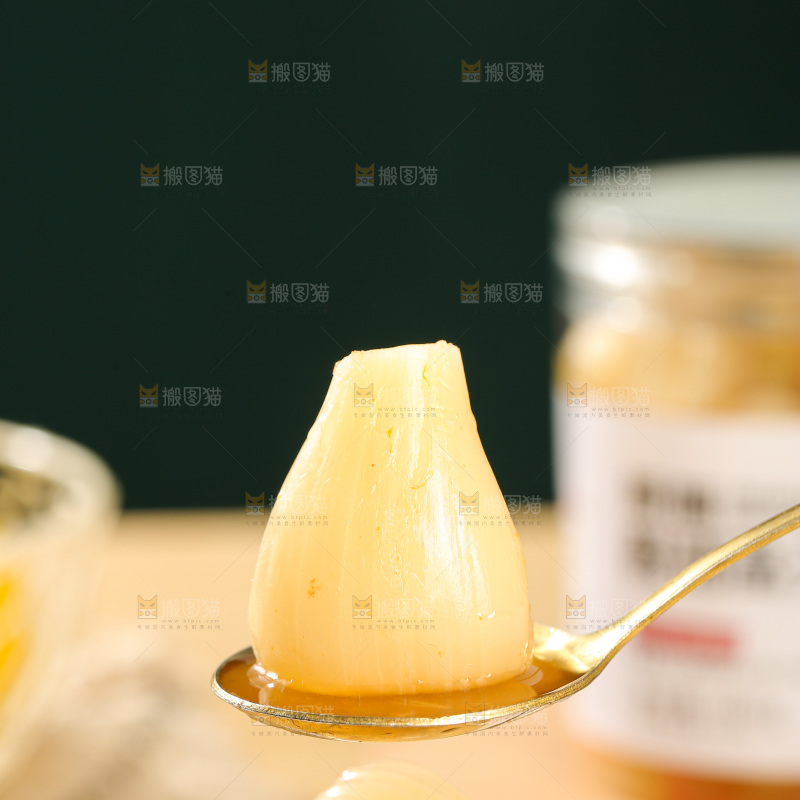 深底上的酸甜藠头