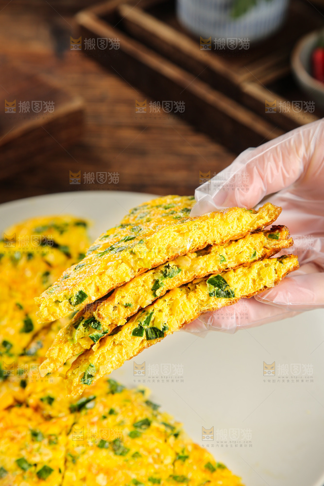 盘子里的葱煎蛋