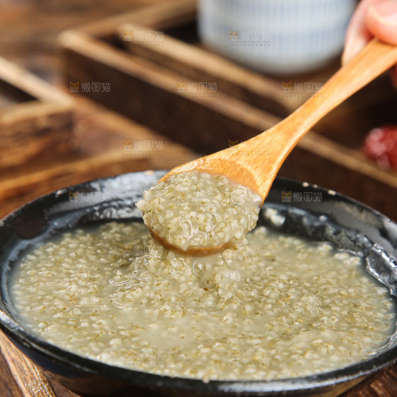 碗里的黑米粥