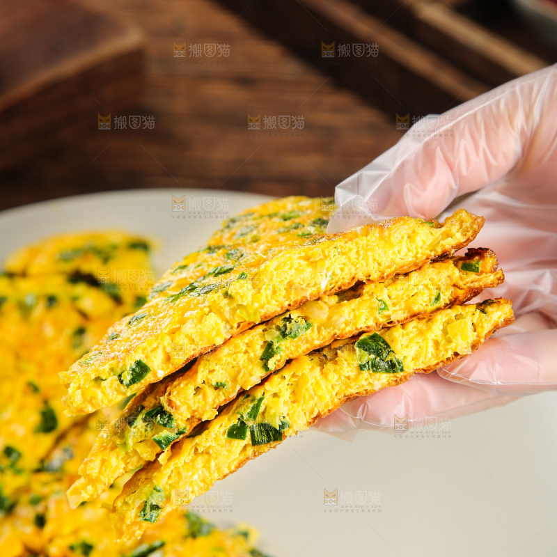 盘子里的葱煎蛋