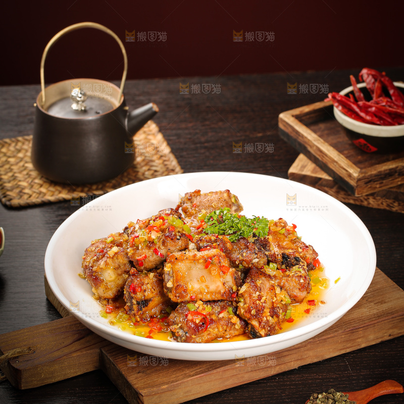 盘子里的蒜香排骨
