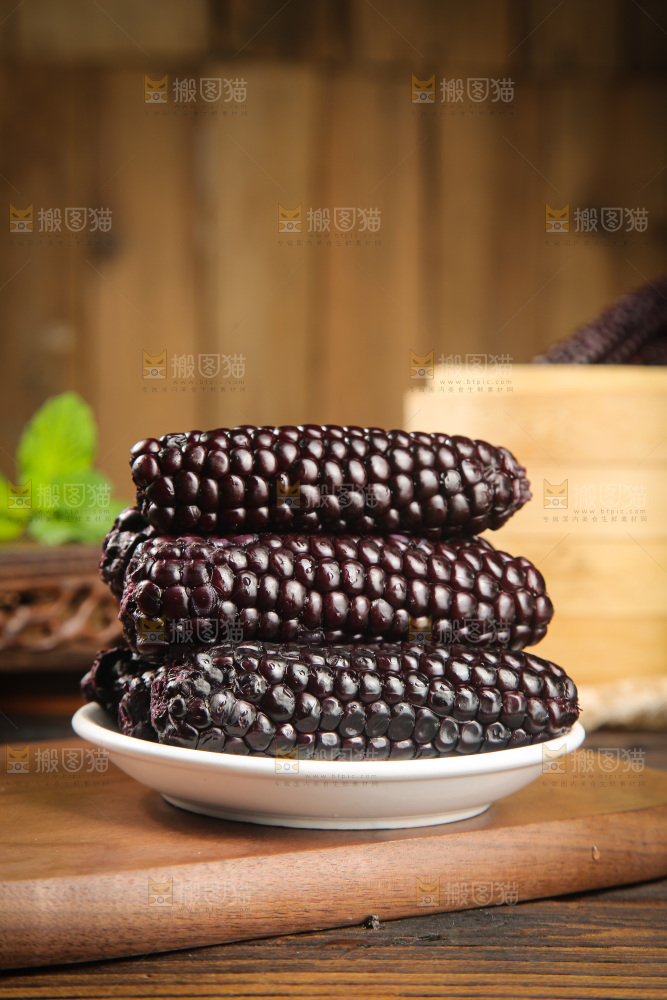 木底上的黑糯拇指玉米
