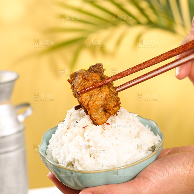 浅底上的排骨玉米