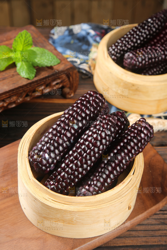 木底上的黑糯拇指玉米