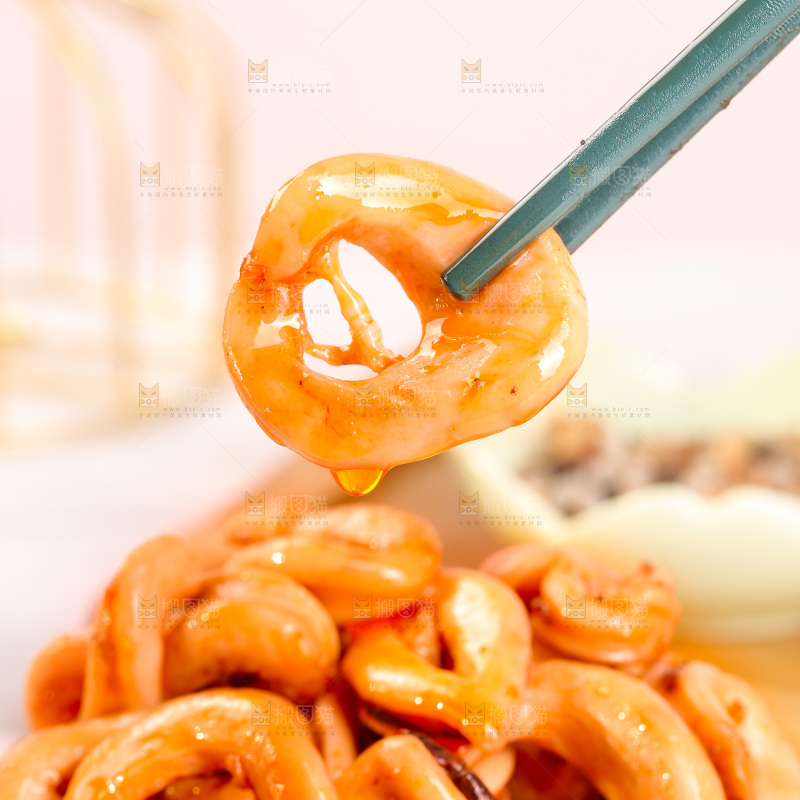 浅底上的鱿鱼圈