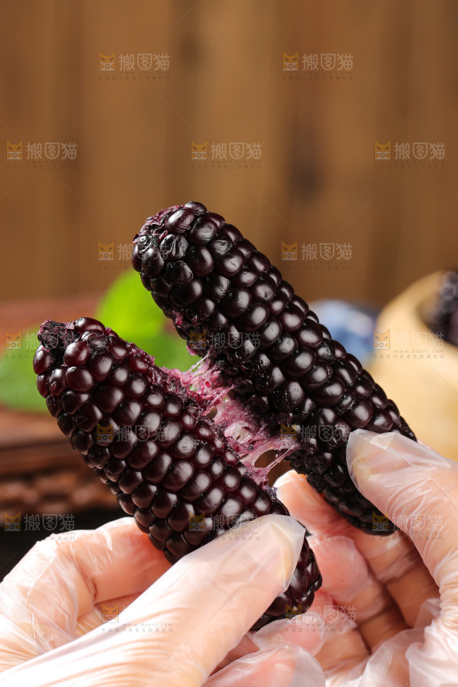 木底上的黑糯拇指玉米