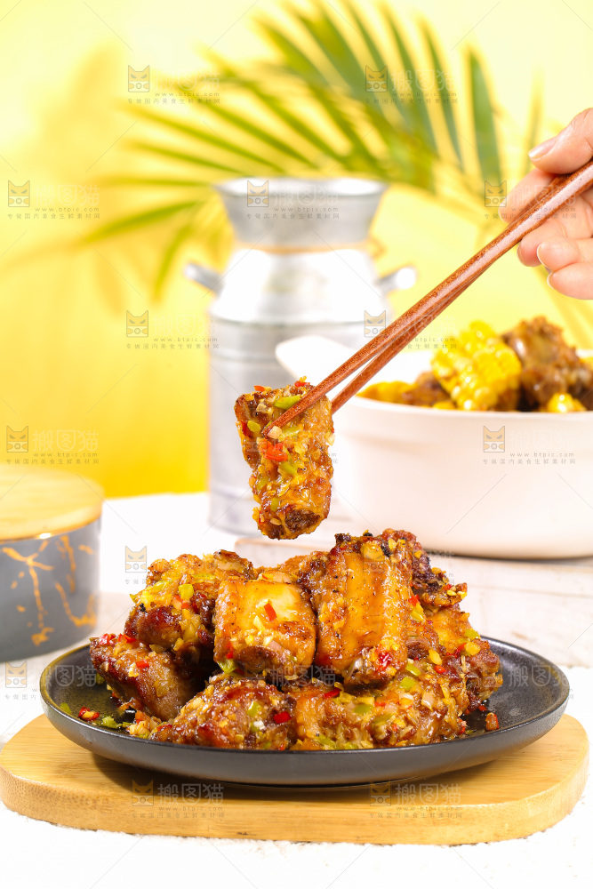 盘子里的蒜香排骨