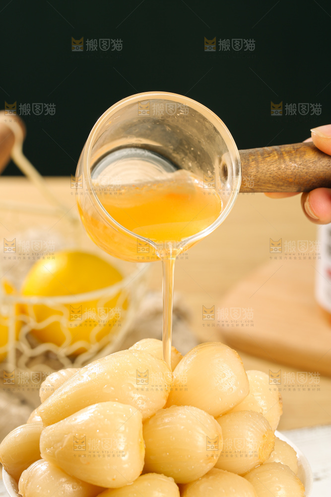 深底上的酸甜藠头