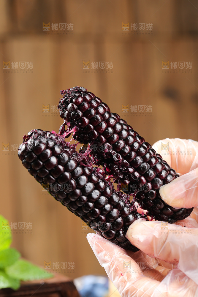 木底上的黑糯拇指玉米