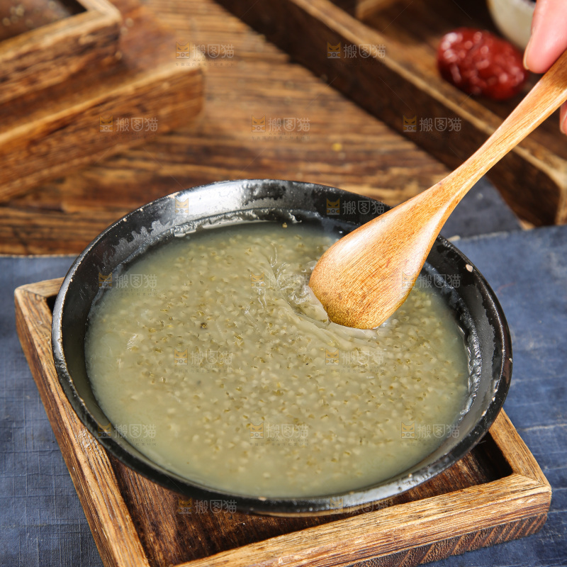 碗里的黑米粥