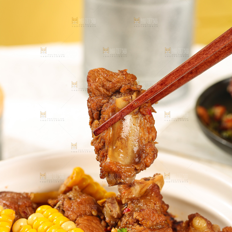 浅底上的排骨玉米