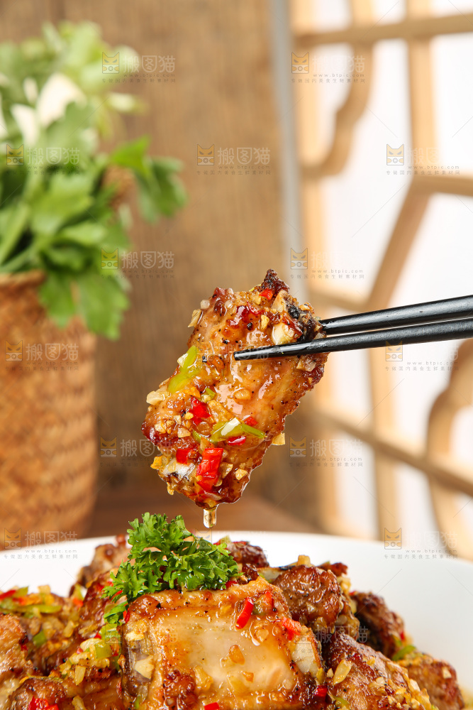 盘子里的蒜香排骨