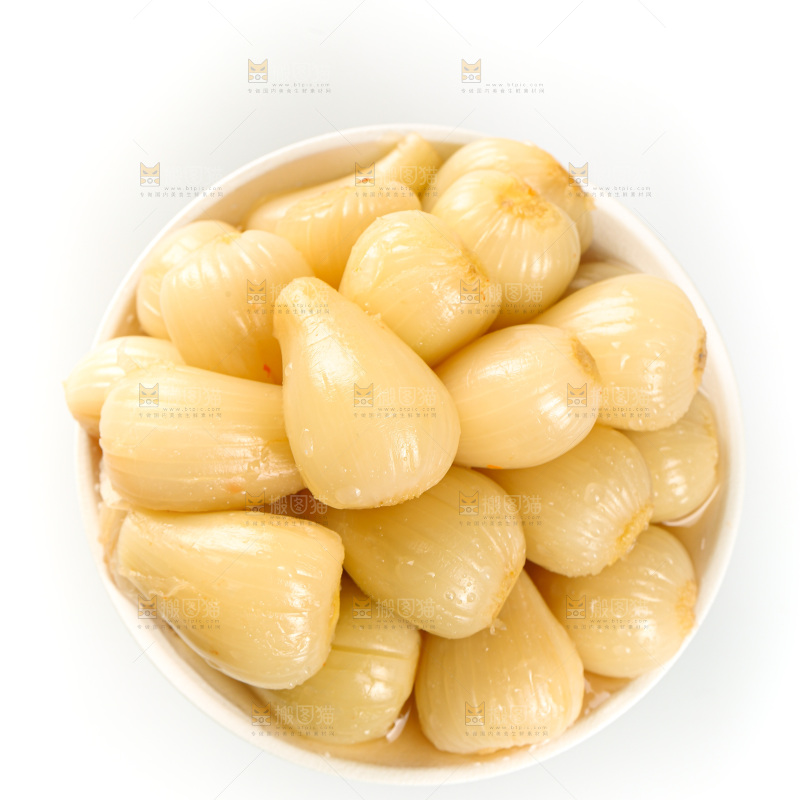 白底上的酸甜藠头