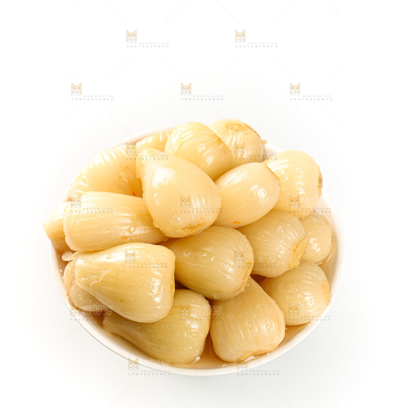 白底上的酸甜藠头