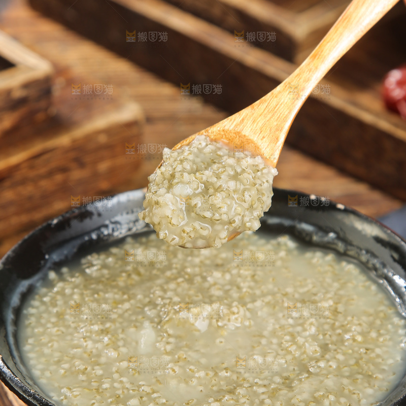 碗里的黑米粥