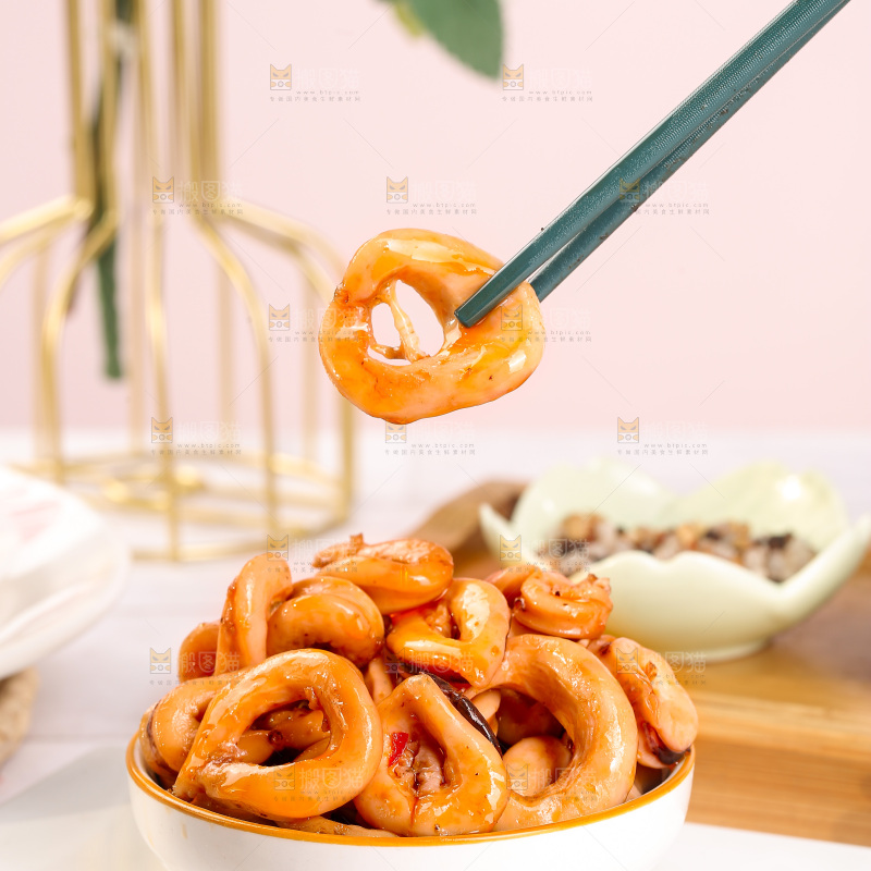 浅底上的鱿鱼圈