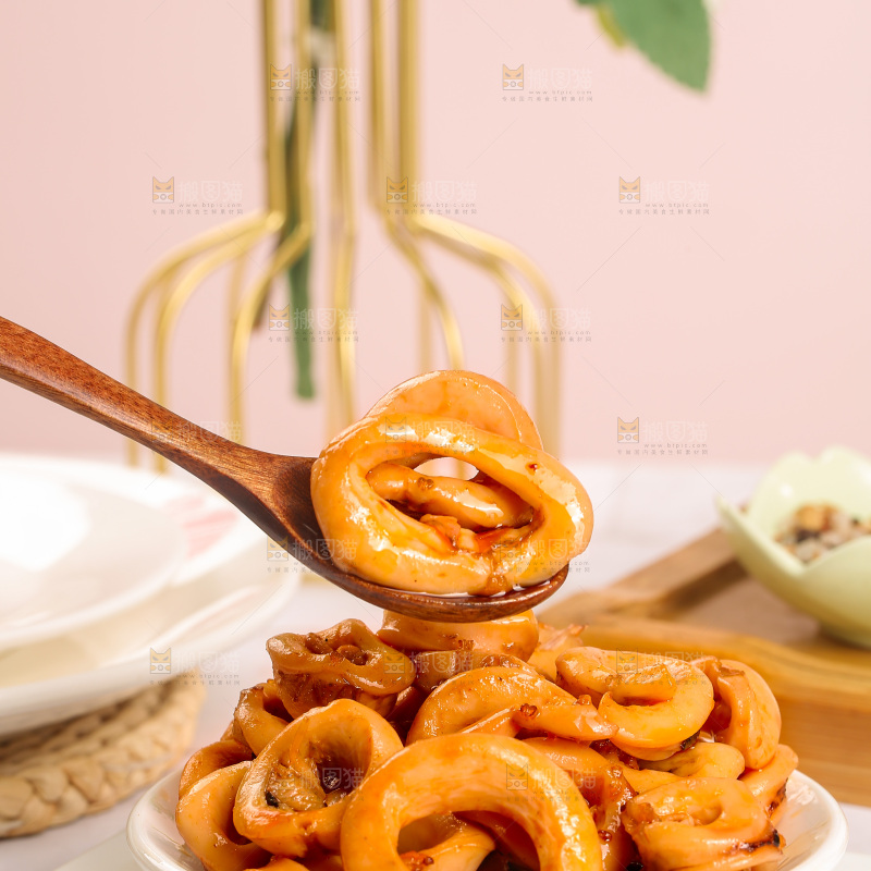浅底上的鱿鱼圈