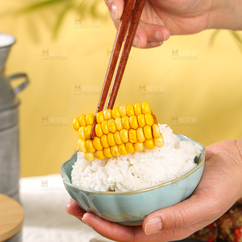 浅底上的排骨玉米
