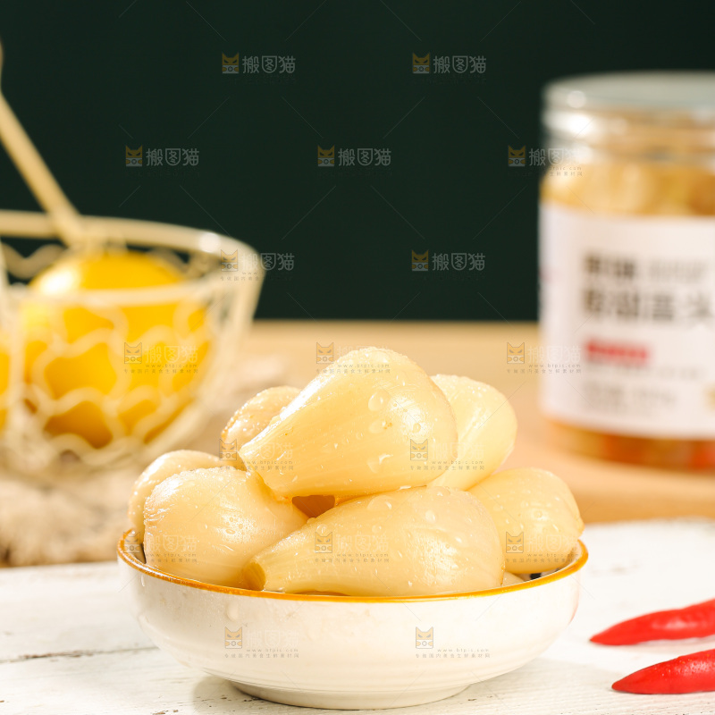 深底上的酸甜藠头