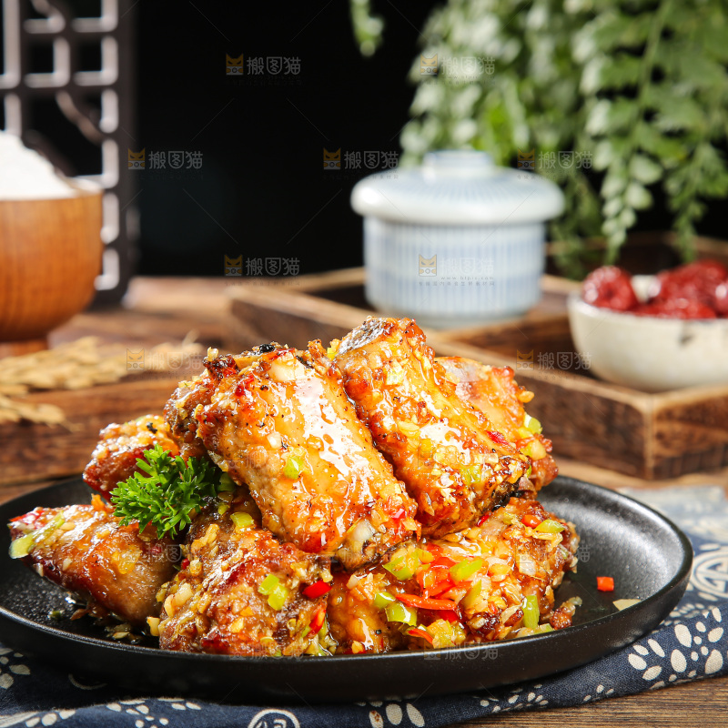 盘子里的蒜香排骨