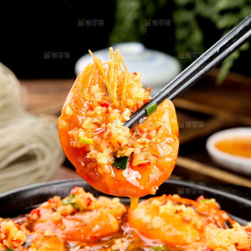 木底上的蒜蓉虾