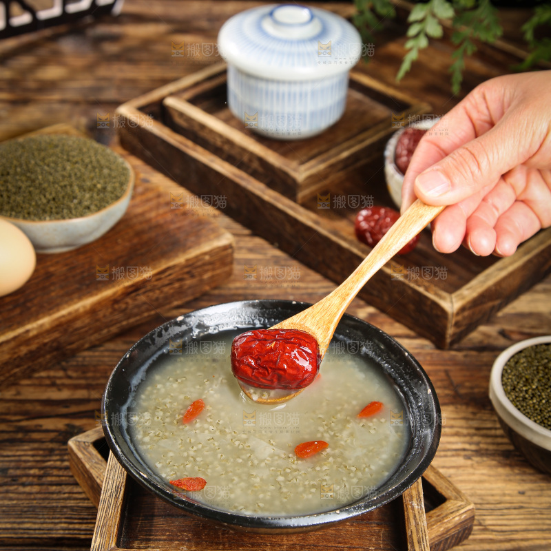 碗里的黑米粥