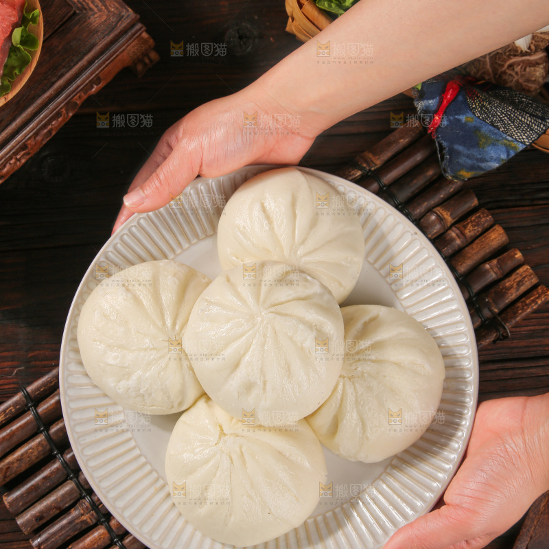深底上的酱肉包子