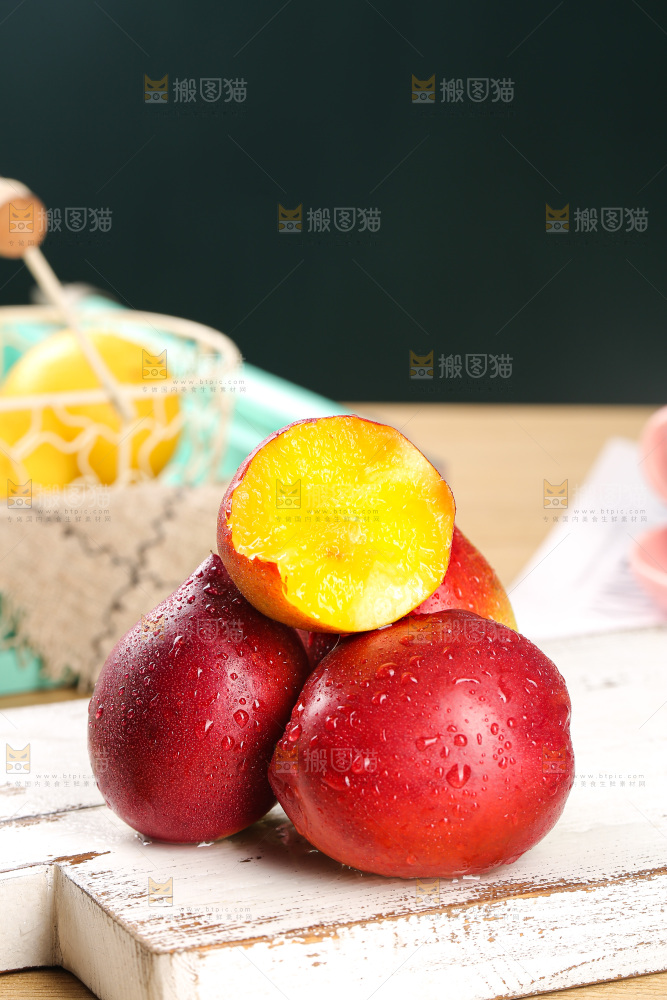 木底上的黄心油桃
