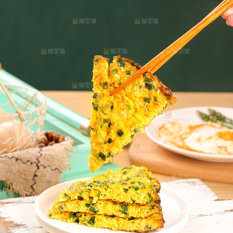盘子里的葱煎蛋