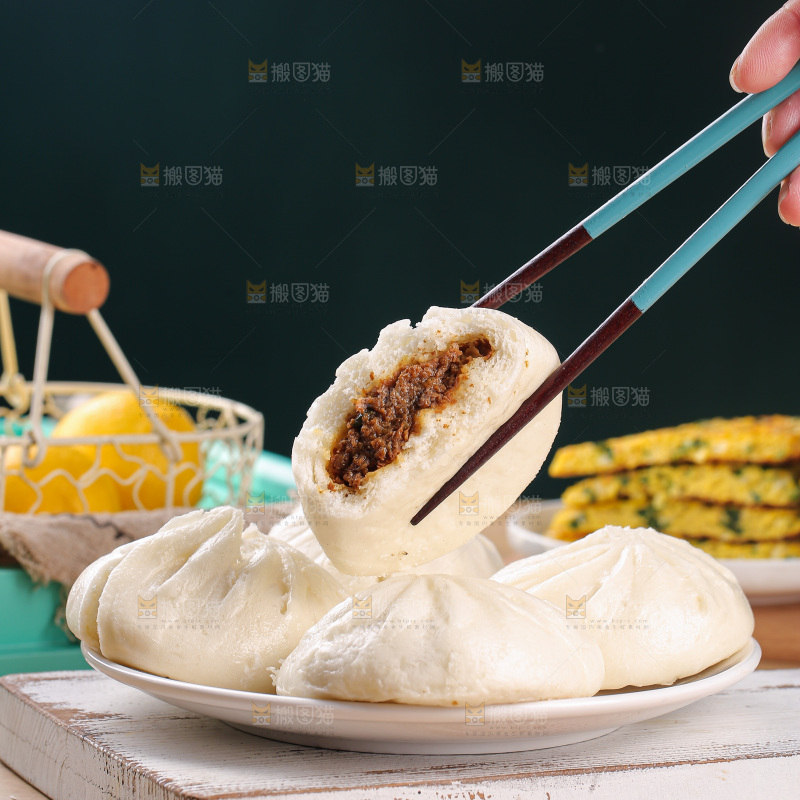 木底上的酱肉包子