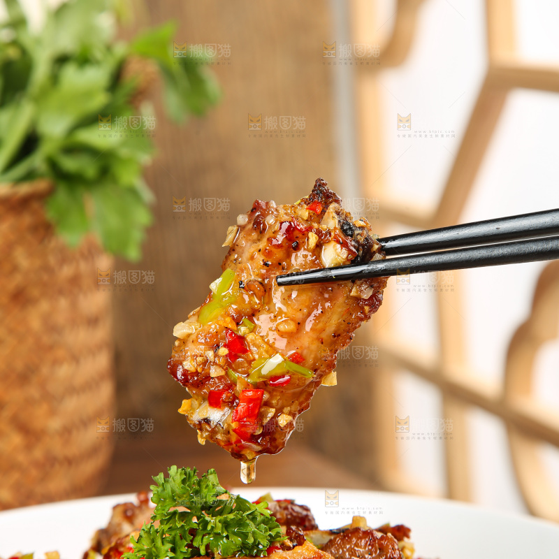盘子里的蒜香排骨