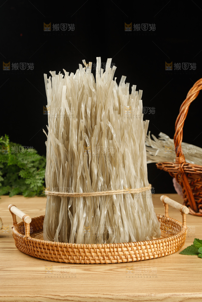 浅底上的手工红薯粉