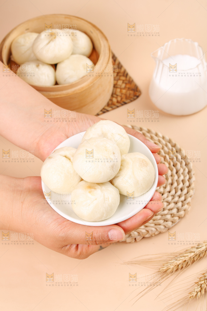 浅底上的发面小笼包