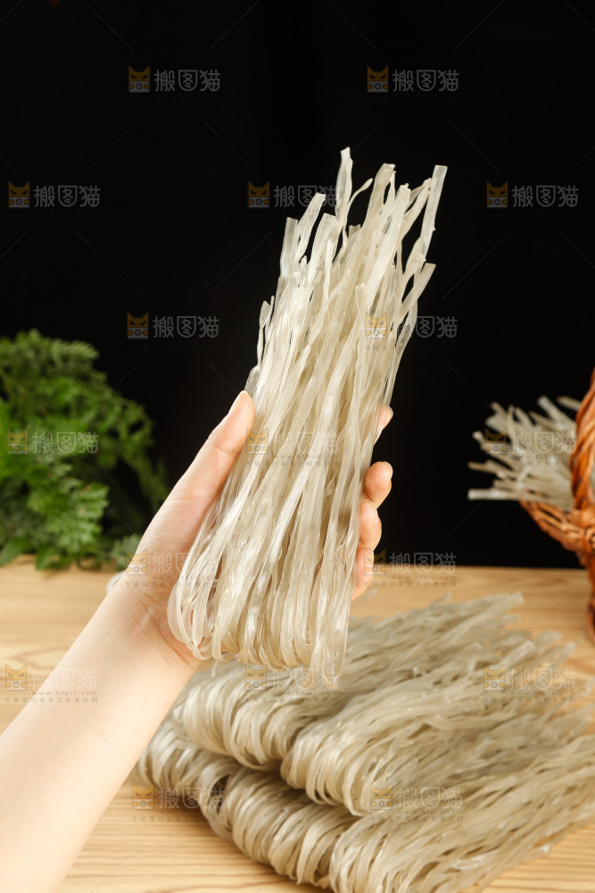 浅底上的手工红薯粉
