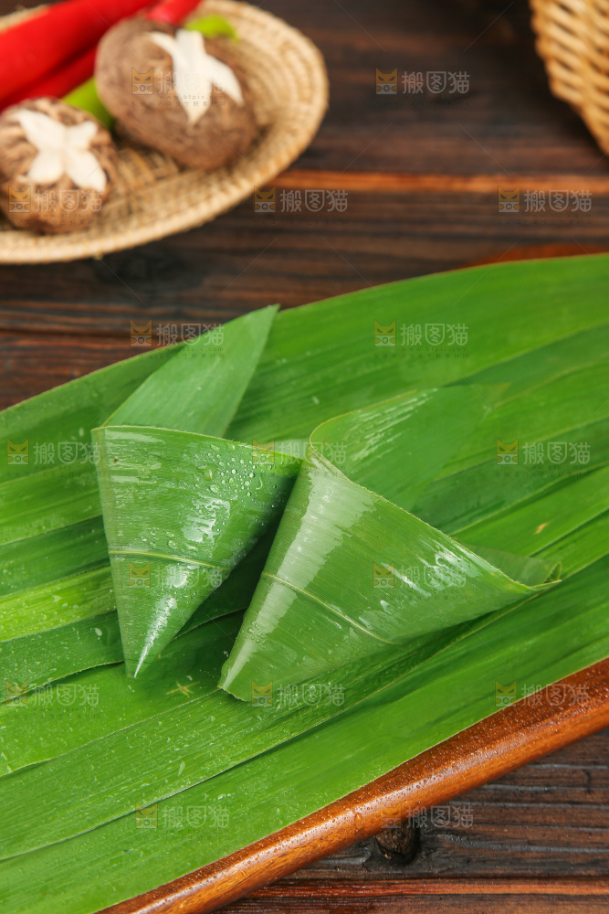 深底上的新鲜粽叶