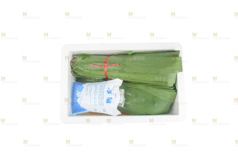 白底上的新鲜粽叶