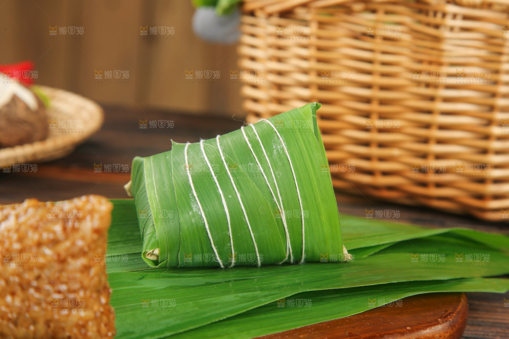深底上的新鲜粽叶