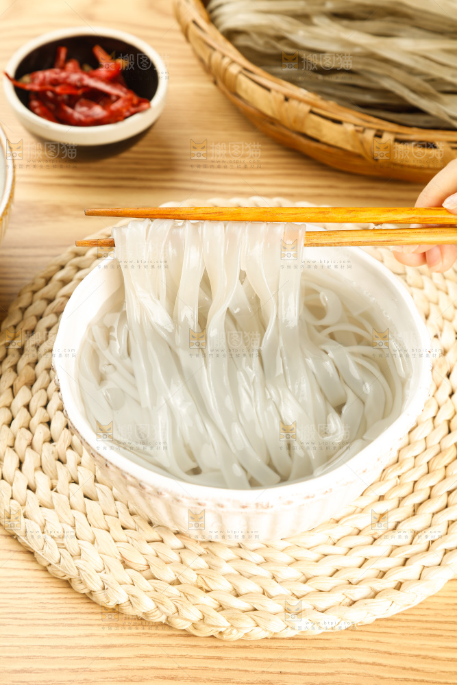 浅底上的手工红薯粉