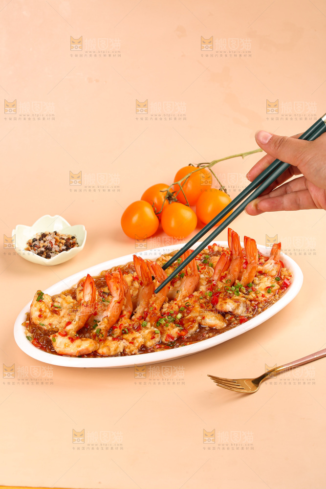 盘子里的蒜蓉虾