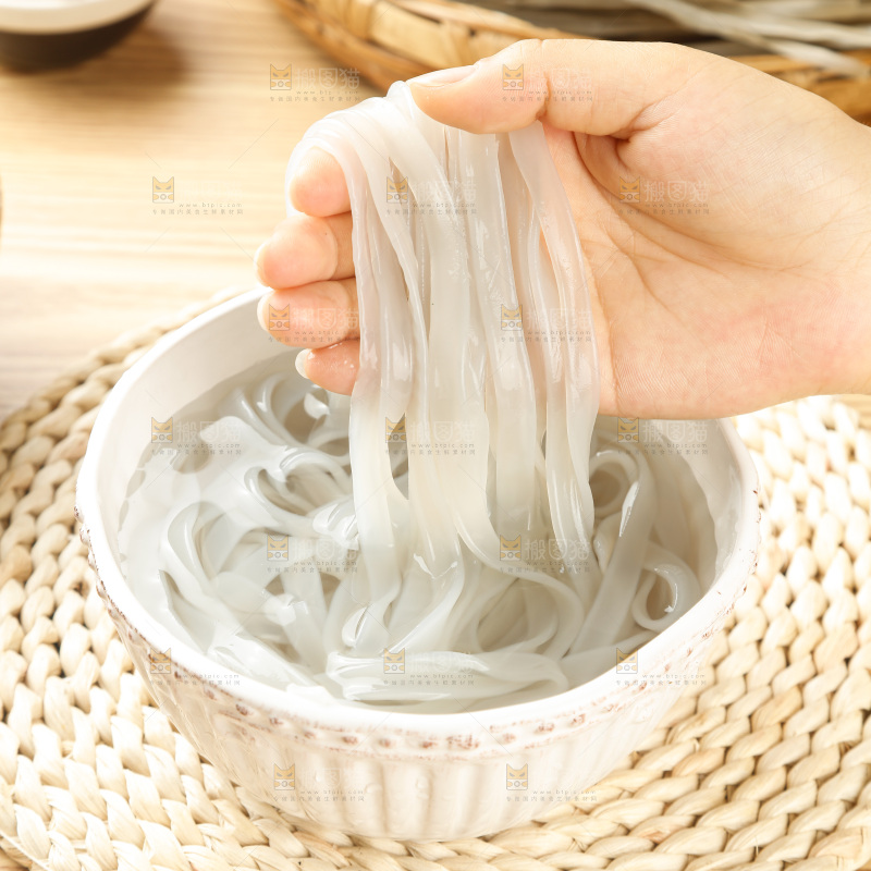 浅底上的手工红薯粉