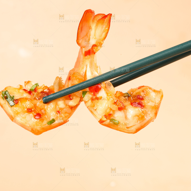 盘子里的蒜蓉虾
