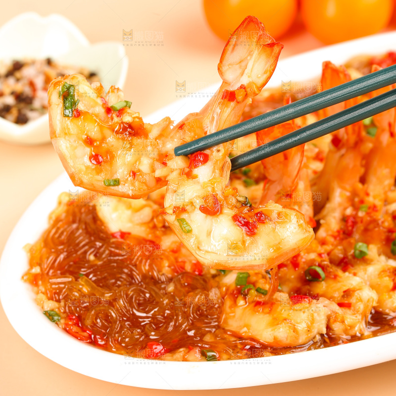 盘子里的蒜蓉虾