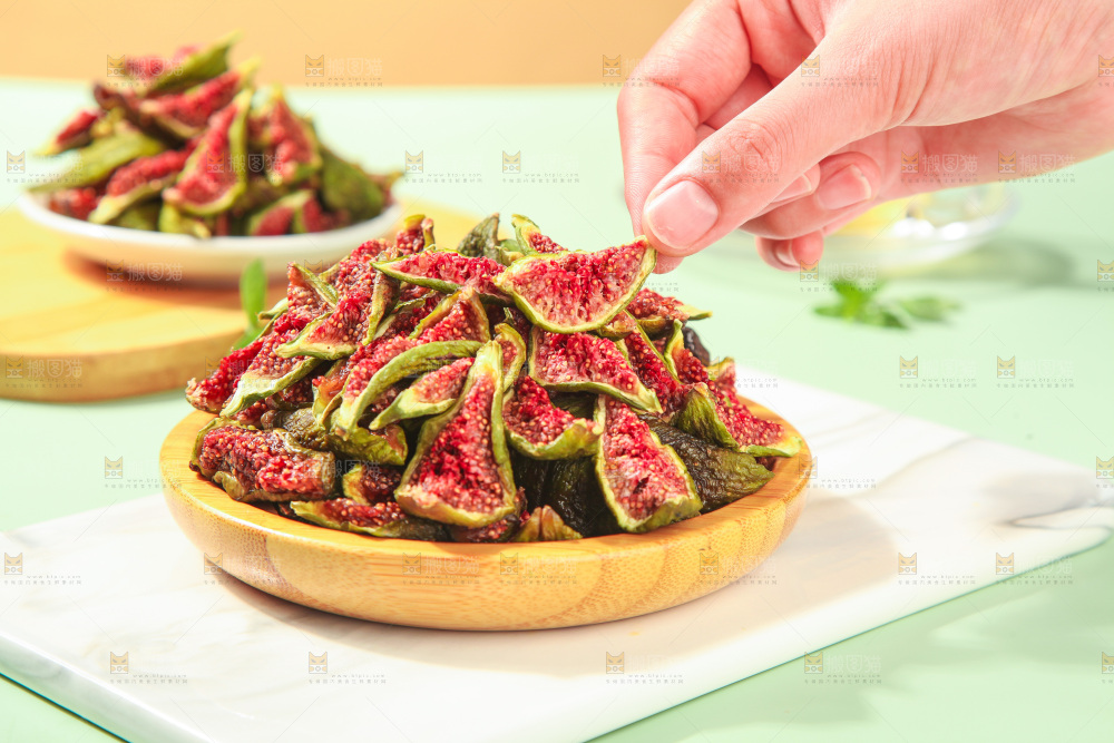 浅底上的无花果脯