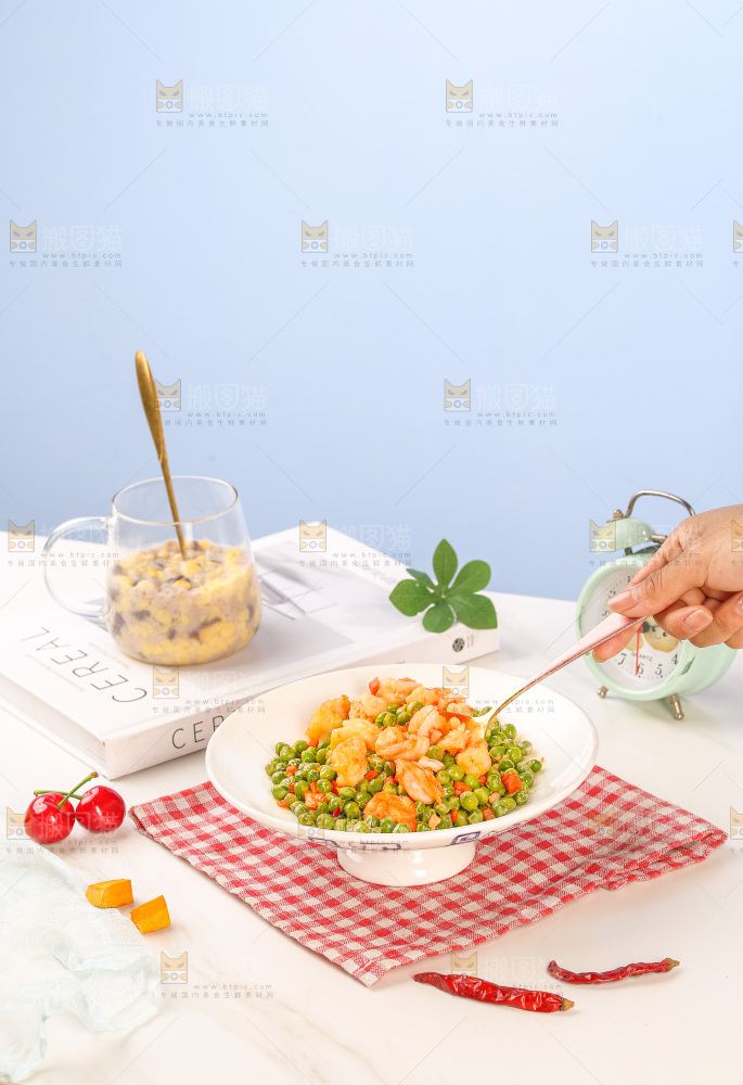 盘子里的豌豆炒虾仁