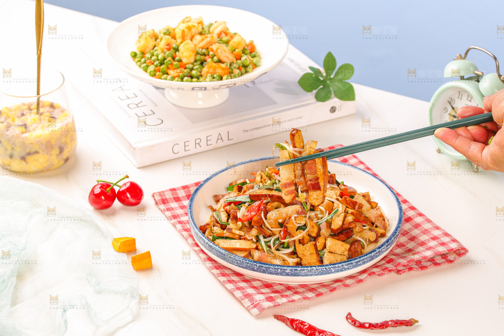 盘子里的炒豆干