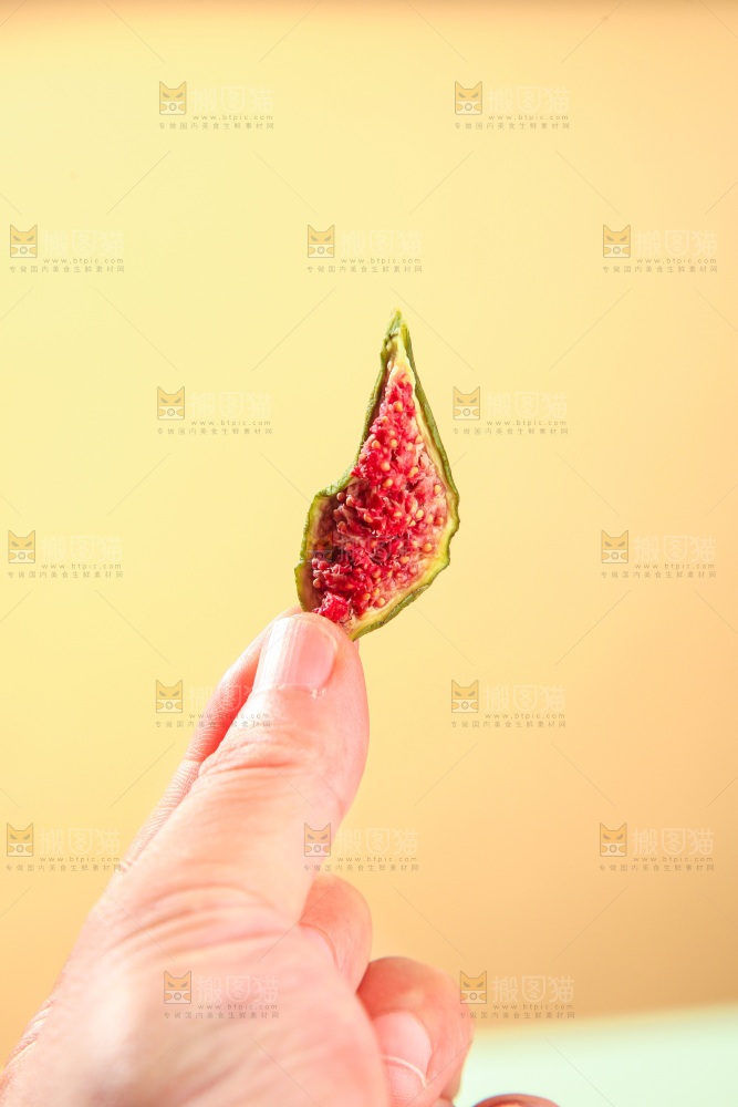 浅底上的无花果脯