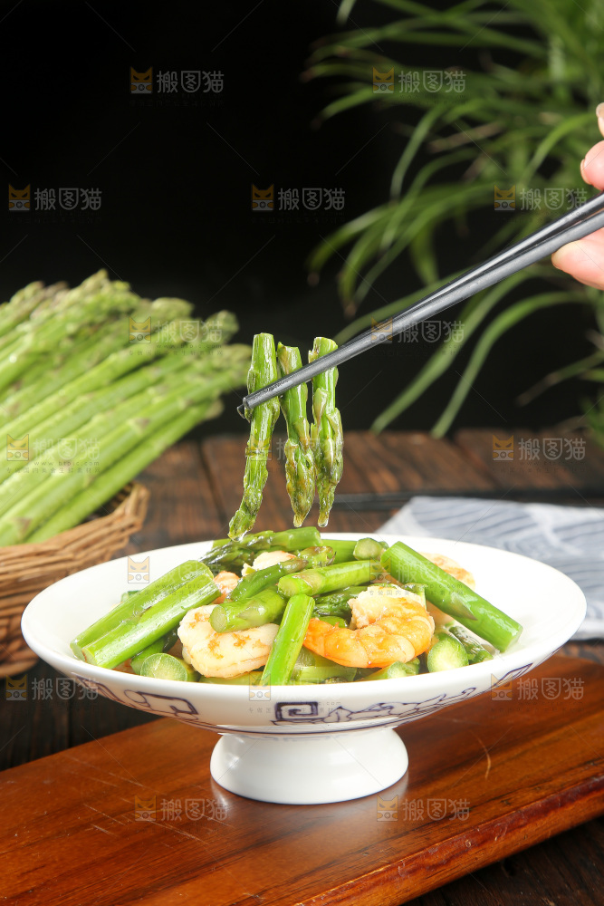 盘子里的芦笋炒虾