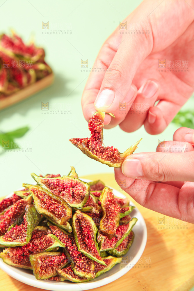 浅底上的无花果脯