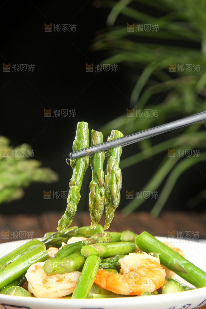 盘子里的芦笋炒虾